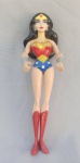 BRINQUEDOS, boneca Mulher Maravilha DC Comics - linha Heroínas, com 25cm aproximadamente de altura; usada, com desgastes, falta o suporte e laço.