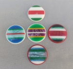 BRINQUEDOS, cinco (05) botões para futebol de mesa, com tamanhos entre 3,0 e 3,5 cm, galalite; usados.