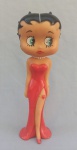 BRINQUEDOS, boneca Betty Boop, ano 2006, fabricada em PVC, medindo aproximadamente 25cm; usada, com desgastes, traz marca possessória na base, no estado.