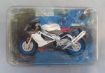 BRINQUEDOS, miniatura da moto Aprilia RSV 1000R, MAISTO, produzida em metal e plástico, pneus de borracha, escala 1:18, medindo aproximadamente 12cm; na embalagem original, lacrada, no estado.