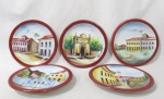PORCELANA - Cinco pratos em porcelana branca vitrificada pintados a mão, parte central decorado com cenas de São Luis do Maranhão. Assinado Vera. Diâmetro: 19 cm.