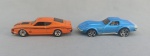 BRINQUEDOS, duas (02) miniaturas de carro: 1 Chevrolet Corvette (azul) e 1 Mercury Ciclone (laranja), Made in Malasya, medindo o maior 8,0 cm de comprimento; usados.