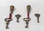 DIVERSOS - Quatro antigas chaves em bronze, decoração vazada com volutas, duas chaves contendo chaveiro em estuque patinado em ouro velho. Medidas das chaves:7 x 3 cm: medidas do chaveiro: 6 x 2,5 cm.