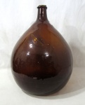 VIDRO, um (1) antigo garrafão bojudo na tonalidade âmbar e translúcido, peça com grande apelo decorativo. (Gargalo com quebrados). Altura: 50 cm: largura: 50 cm.