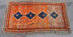 TAPETES - Um tapete turco confeccionado a mão, decorado com faixas em cores diversas sobre fundo marrom. Com restauros. Medidas: 222 x 125 cm