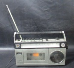 ELETRÔNOCOS - Antigo rádio portátil da marca SANYO, Modelo: Nº. M1700F, com funcionamento a pilha e com cabo de força. Medidas: 13 cm de altura x 22 cm de comprimento. Não testado e sem garantias de funcionamento. Falta a tampa do compartimento da pilha.