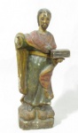 ARTE SACRA - Escultura em madeira policromada representando São Judas Tadeu sobre base. Apresenta pequenos lascados na madeira e falhas na pintura. Altura 29 cm.