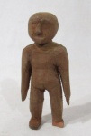 ARTE POPULAR - Um (1) ex-voto confeccionado em madeira representando "Corpo Masculino". Apresenta pequenas lascados na madeira. Altura 11 cm.