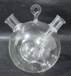 VIDRO - Um (1) galheteiro duplo em vidro translúcido em formato esférico. Altura 13 cm.