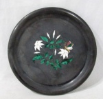 PORCELANA - Um prato decorativo em porcelana com esmaltagem na tonalidade preta, pintado à mão, decorado com flores, folhas e borboleta ao centro, medindo: 20 cm de diâmetro.
