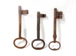 COLECIONISMO - Três antigas chaves confeccionadas em ferro. Medidas: maior:13,5 cm de comprimento/ menor: 12 cm de comprimento. Com marcas do tempo.