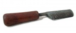 COLECIONSIMO - Antigo pente de ferro com cabo em madeira, era chamado de pente quente, usado para alisamento de cabelos. Medidas: 22 cm de comprimento. Com marcas do tempo.