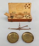 DIVERSOS, uma (01) antiga balança com os respectivos pesos para ouro e prata acondicionados em caixa de madeira, medindo 14 x 6 x 3,5cm; usada sendo que os fios de sustentação dos pratos foram substituídos por linha de pesca de nylon.