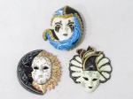 COLECIONISMO - Três máscaras venezianas para adorno de parede, confeccionadas em faiança, pintadas à mão, ornamentadas com desenhos artesanais ricamente policromados. Medidas: maior: alt 14 cm x larg 12 cm/ menor: alt: 13 cm x larg 12,5 cm.