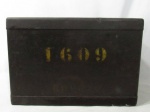 COLECIONISMO - Antigo cofre confeccionado em ferro, não possui chave. Medidas: alt 33 cm x comp 48 x larg 34 cm. Cofre trancado. Possui marcas do tempo.