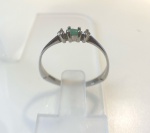 ANEL CONFECCIONADO EM OURO BRANCO 18K, COM 2 DIAMANTES DE 2 PONTOS CADA, 1 ESMERALDA NAVETE NATURAL, PESO: 1,1g TAMANHO DO ANEL: 18, VALOR DE MERCADO: R$ 1.300,00