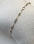 PULSEIRA INFANTIL CONFECCIONADO EM OURO AMARELO 18K, COM ZIRCONIA AZUL NAVETE, PESO: 0,9g, TAMANHO: 13cm. VALOR DE MERCADO: R$ 900,00