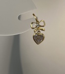 PINGENTE CORAÇÃO COM LACINHO CONFECCIONADO EM OURO AMARELO 18K, COM ZIRCONIA BRANCA, PESO: 0,4g. VALOR DE MERCADO: R$ 350,00