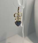 PINGENTE CORAÇÃO COM LACINHO CONFECCIONADO EM OURO AMARELO 18K, COM ZIRCONIA AZUL, PESO: 0,4g. VALOR DE MERCADO: R$ 350,00