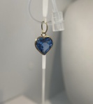 PINGENTE CORAÇÃO CONFECCIONADO EM OURO AMARELO 18K, COM ZIRCONIA AZUL, PESO: 0,4g. VALOR DE MERCADO: R$ 200,00