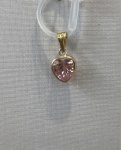 PINGENTE CORAÇÃO CONFECCIONADO EM OURO AMARELO 18K, COM ZIRCONIA ROSA, PESO: 0,4g. VALOR DE MERCADO: R$ 200,00