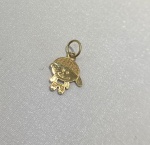 PINGENTE DE MENINO CONFECCIONADO EM OURO AMARELO 18K, PESO: 0,5g Valor de Mercado: R$ 600,00