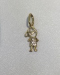 PINGENTE DE MENINO EM OURO AMARELO COM DETALHE EM OURO BRANCO 18K, PESO: 0,4g Valor de Mercado: R$ 500,00