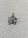 PINGENTE LAÇO CONFECCIONADO EM OURO BRANCO 18K 750, TAMANHO: 8mm, PESO: 0,6g. VALOR DE MERCADO: R$ 600,00