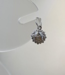 PINGENTE SOL CONFECCIONADO EM OURO BRANCO 18K 750, TAMANHO: 10mm, PESO: 0,4g. VALOR DE MERCADO: R$ 400,00