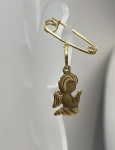 ALFINETE E PINGENTE EM OURO AMARELO 18K, PINGENTE ANJO DA GUARDA, PESO: 0,8g, VALOR DE MERCADO: R$ 1.000,00