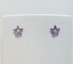 BRINCO EM OURO AMARELO 18K, ESTRELA COM ZIRCONIA ROXA E BRANCA, PESANDO: 1,1g. TAMANHO DO BRINCO: 9,0mm.
