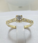 ANEL SOLITÁRIO ESTILO CARTIER CONFECCIONADO EM OURO AMARELO 18K, COM 1 DIAMANTE CENTRAL COM 36mm, 17 PONTOS PUREZA VS COR I-J E 6 DIAMANTES DE 1,5 PONTO CADA, TOTAL 0,26Ct, PESO: 3,0g, TAMANHO DO ANEL: 21, VALOR DE MERCADO: R$ 5.500,00