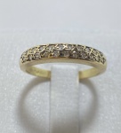 ANEL MEIA  ALIANÇA CONFECCIONADA E OURO AMARELO 18K, COM 22 DIAMANTES DE 1 PONTO CADA TOTAL: 0,22Ct, TAMANHO: 14, PESO: 2,3g, VALOR DE MERCADO: R$ 2.750,00