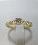 ANEL SOLITÁRIO CONFECCIONADO EM OURO AMARELO 18K, COM 1 DIAMANTES  CENTRAL COM 30 PONTOS VS COR I-J COM 6 DIAMANTES DE 2  PONTOS CADA, TOTAL DE 0,42Ct, PESO: 2,8g, TAMANHO: 17, VALOR DE MERCADO: R$ 8.200,00