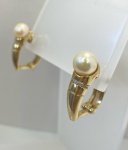 BRINCO ESTILO ARGOLA CONFECCIONADO EM OURO AMARELO 18K, COM 2 PEROLAS NATURAIS E 6 DIAMANTES, PESO: 5,4g, VALOR DE MERCADO: R$ 3.500,00