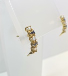 BRINCO MEIA ARGOLA CONFECCIONADO EM OURO AMARELO 18K, COM 6 PEROLAS NATURAIS E 8 SAFIRAS NATURAIS 1 PONTO CADA, PESO: 2,2g, VALOR DE MERCADO: R$ 2.000,00