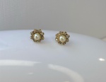 BRINCO FLOR CONFECCIONADO EM OURO AMARELO 18K, COM 16 DIAMANTES DE 1 PONTO CADA, PESO: 1,6g, VALOR DE MERCADO: R$ 1.500,00