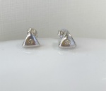 BRINCO CONFECCIONADO EM OURO BRANCO 18K, CONTENDO 2 DIAMANTES DE 1 PONTO CADA, PESO: 1,5g, VALOR DE MERCADO: R$ 1.300,00