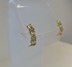 BRINCO MEIA ARGOLA CONFECCIONADO EM OURO AMARELO 18K, COM 8 PEROLAS NATURAIS E 8 DIAMANTES DE 1 PONTO CADA, PESO: 2,1g, VALOR DE MERCADO: R$ 2.000,00