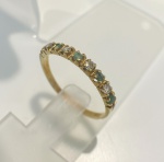 MEIA ALIANÇA CONFECCIONADA EM OURO AMARELO 8K 750 COM 5 ESMERALDAS NATURAIS E 4 DIAMANTES DE 3 PONTOS CADA, PESO: 1,3g, TAMANHO DO ANEL: 16, VALOR DE MERCADO: R$ 2.000,00