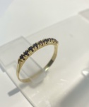 ANEL MEIA ALIANÇA  EM OURO AMARELO 18K, COM 9 SAFIRAS NATURAIS COM 2 PONTOS POR PEDRA TOTAL 18 PONTOS TAMANHO: 20, PESO: 0,8g, VALOR DE MERCADO: R$ 1.000,00