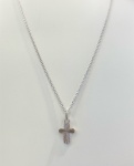 CONJUNTO CORRENTE CARTIER PINGENTE CRUCIFIXO CONFECCIONADA EM OURO BRANCO 18K, PESO: 2,2g, TAMANHO DA CORRENTE 40cm, CRUZ 16mm, VALOR DE MERCADO: R$1.700,00