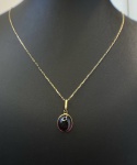 CONJUNTO CORRENTE E PINGENTE, CONFECCIONADA EM OURO AMARELO 18K, COM 1 RODOLITA 11,66X 9,59mm, PESO: 3,3g, TAMANHO DA CORRENTE CARTIER 45cm, VALOR DE MERCADO: R$ 3.000,00