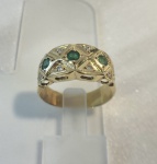ANEL EM OURO AMARELO 18K, COM 3 ESMERALDAS NATURAIS E 10 DIAMANTES DE 1 PONTO CADA, TAMANHO: 23, PESO: 5,g, VALOR DE MERCADO: R$ 3.500,00