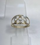 ANEL VAZADO CONFECCIONADO EM OURO AMARELO 18K, COM DETALHE EM OURO BRANCO TAMANHO: 20, PESO: 1,6g, VALOR DE MERCADO: R$ 1.300,00