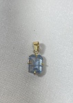 PINGENTE CONFECCIONADO EM OURO AMARELO 18K, COM TOPÁZIO AZUL NATURAL. TAMANHO: 8mm, PESO: 0,5g, VALOR DE MERCADO: R$ 800,00
