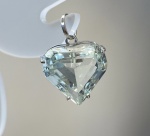 PINGENTE CORAÇÃO CONFECCIONADO EM OURO BRANCO 18K, COM ÁGUA MARINHA COM 7,3Ct, PESO: 2,3g, TAMANHO DO PINGENTE: 15mm. VALOR DE MERCADO: RS 5.000,00