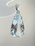 PINGENTE GOTA CONFECCIONADO EM OURO BRANCO 18K, COM ÁGUA MARINHA COM 7,3Ct, PESO: 2,3g, TAMANHO DO PINGENTE: 20mm. VALOR DE MERCADO: RS 5.000,00