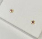 BRINCO INFANTIL OU SEGUNDO FURO CONFECCIONADO EM OURO AMARELO 18K, COM 2 RUBIS NATURAIS, PESO: 0,3g. VALOR DE MERCADO: R$ 600,00