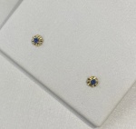 BRINCO INFANTIL OU SEGUNDO FURO CONFECCIONADO EM OURO AMARELO 18K, COM 2 SAFIRAS NATURAIS, PESO: 0,3g. VALOR DE MERCADO: R$ 600,00